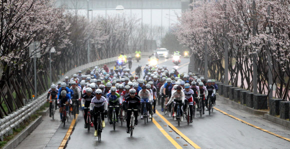국제사이클연맹 공인 도로사이클 대회 ‘2012 뚜르 드 코리아(TDK, Tour de Korea)’가 22일 인천시 서구 경인아라뱃길 정서진 공원에서 막을 열었다.  연합뉴스