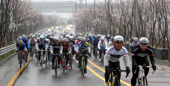 국제사이클연맹 공인 도로사이클 대회 ‘2012 뚜르 드 코리아(TDK, Tour de Korea)’가 22일 인천시 서구 경인아라뱃길 정서진 공원에서 막을 열었다.  연합뉴스