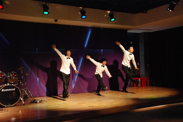 서울 마포구 동교동 가톨릭청년회관 1층 카페에서 탭댄스 공연단 ‘탭꾼’이 음악에 맞춰 탭댄스를 추고 있다.  다리살롱 제공