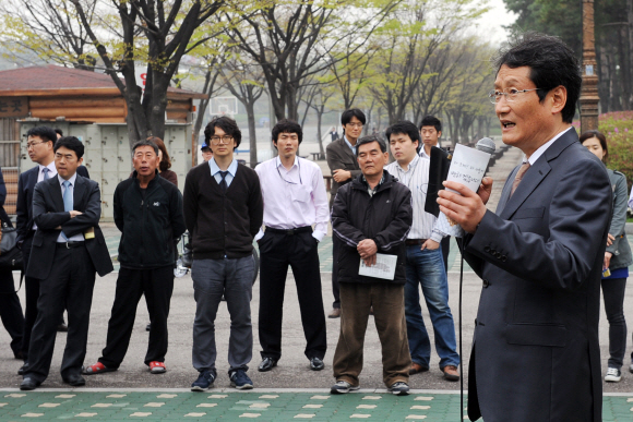 민주당 문성근 대표권한대행이 여의도 공원에서 두번째 시민과의 대화 시간을 갖고 있다. 김명국기자 daunso@seoul.co.kr