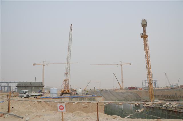 이달 초 대우건설의 아랍에미리트연합(UAE) 알 슈웨이핫 3단계 발전소 건설현장에 모래바람이 불고 있다.