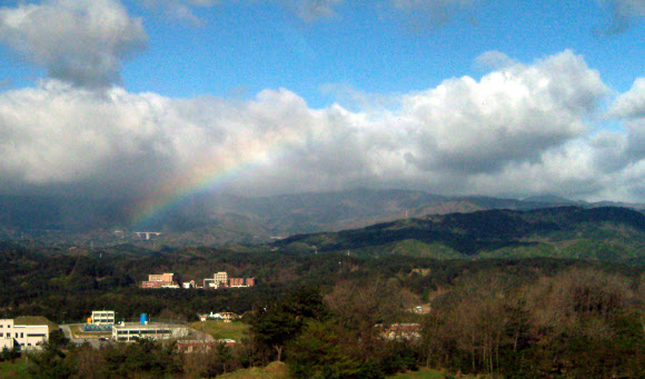 26일 오전 대관령∼선자령∼진고개로 이어지는 민족의 등줄기 백두대간에 오색 무지개가 떠 눈길을 끌었다. 연합뉴스