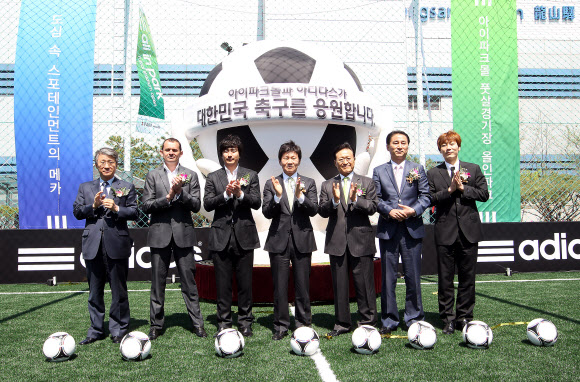 ‘아디다스 올인파크’ 오픈 행사에서 양창훈 아이파크몰 대표이사(왼쪽부터), 지온 암스트롱 아디다스 대표이사, 안정환 K리그 홍보대사, 정몽규 현대산업개발그룹 회장, 조중연 대한축구협회회장, 김대길 풋살연맹회장, 송종국 전 국가대표가 기념촬영을 하고 있다.