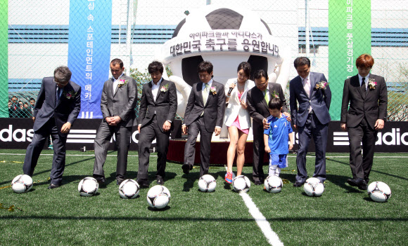 ‘아디다스 올인파크’ 오픈 행사에서 양창훈 아이파크몰 대표이사(왼쪽부터), 지온 암스트롱 아디다스 대표이사, 안정환 K리그 홍보대사, 정몽규 현대산업개발그룹 회장,  모델 이수정, 조중연 대한축구협회회장, 김대길 풋살연맹회장, 송종국 전 국가대표가 시축을 하고 있다.