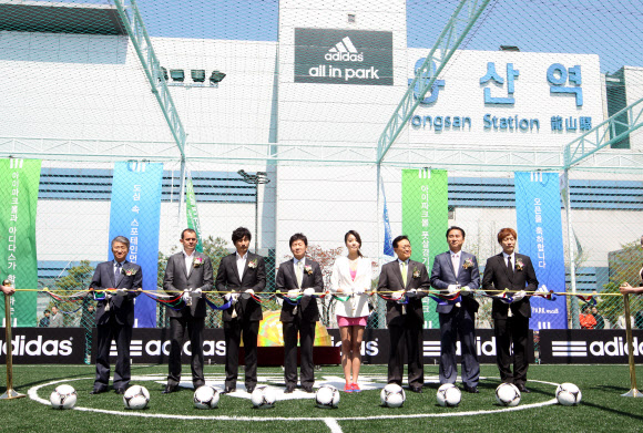 ‘아디다스 올인파크’ 오픈 행사에서 양창훈 아이파크몰 대표이사(왼쪽부터), 지온 암스트롱 아디다스 대표이사, 안정환 K리그 홍보대사, 정몽규 현대산업개발그룹 회장,  모델 이수정, 조중연 대한축구협회회장, 김대길 풋살연맹회장, 송종국 전 국가대표가 테이프 컷팅을 하고 있다.