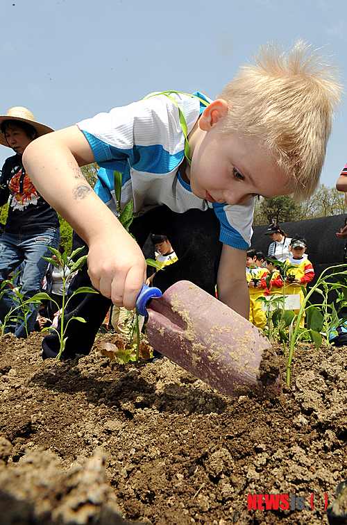 27일 오전 서울 서초구 내곡동 꽃초롱 자연체험학습장에서 레인보우 외국인학교 학생들이 일일 꼬마농부가 되어 고추,상추, 토마토 등 모종을 심고 있다.
