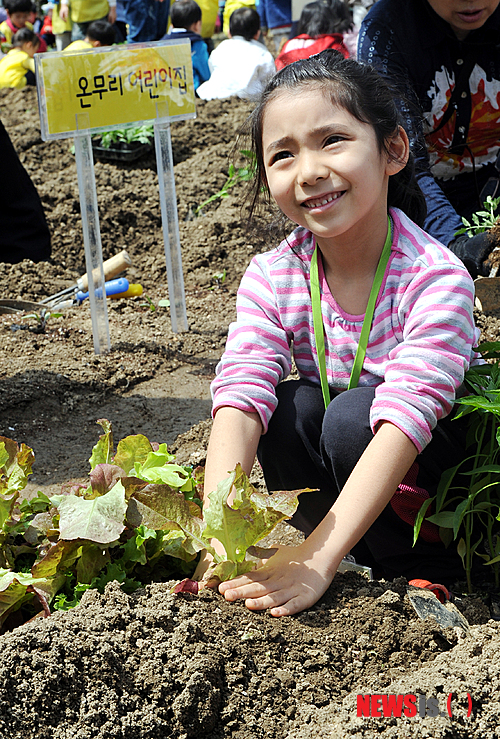 27일 오전 서울 서초구 내곡동 꽃초롱 자연체험학습장에서 레인보우 외국인학교 학생들이 일일 꼬마농부가 되어 고추,상추, 토마토 등 모종을 심고 있다.