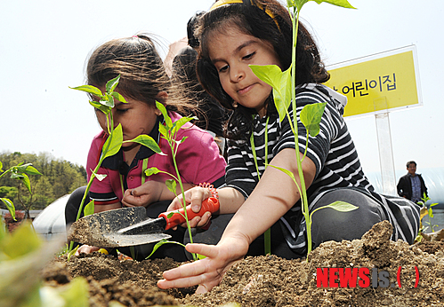 27일 오전 서울 서초구 내곡동 꽃초롱 자연체험학습장에서 레인보우 외국인학교 학생들이 일일 꼬마농부가 되어 고추,상추, 토마토 등 모종을 심고 있다.