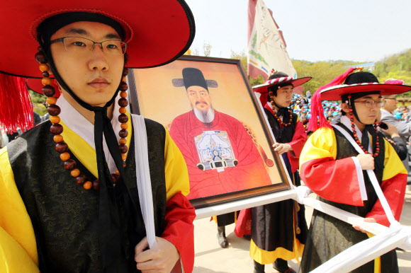27일 오전 서울 중구 한옥마을에서 충무공 이순신 장군 탄생 제467주년 기념 다례가 열리고 있다. 연합뉴스