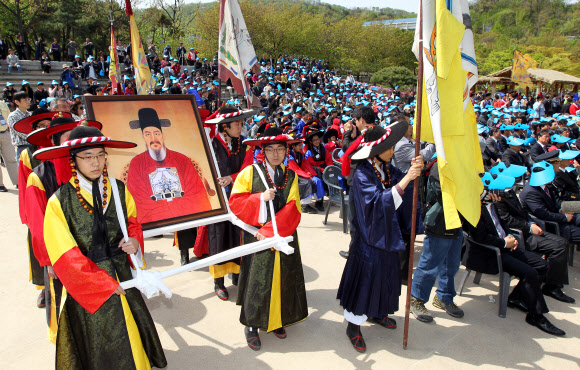 27일 오전 서울 중구 한옥마을에서 충무공 이순신 장군 탄생 제467주년 기념 다례가 열리고 있다. 연합뉴스