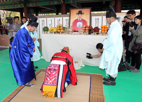 27일 오전 서울 중구 한옥마을에서 충무공 이순신 장군 탄생 제467주년 기념 다례가 열리고 있다. 연합뉴스