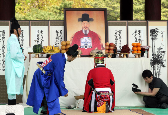 27일 오전 서울 중구 한옥마을에서 충무공 이순신 장군 탄생 제467주년 기념 다례가 열리고 있다. 연합뉴스