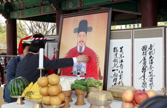 27일 오전 서울 중구 한옥마을에서 충무공 이순신 장군 탄생 제467주년 기념 다례가 열리고 있다. 연합뉴스