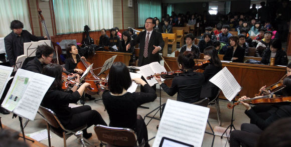 주5일 수업제와 관련해 토요프로그램에 참여하는 학생들이 늘고 있다. 서울 강동구 천호동 천일중 학생들은‘찾아가는 음악회’에 참석해 음악을 감상하기도 한다.