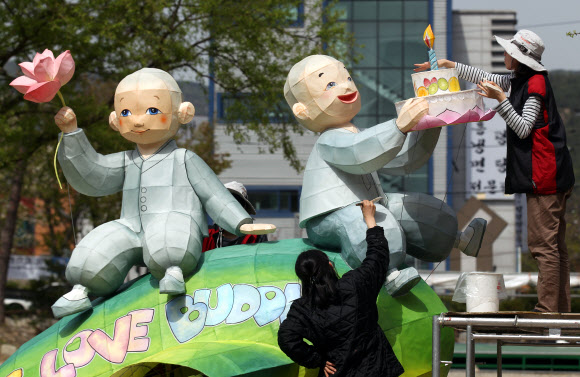 27일 청년회 법우들이 연등축제를 화려하게 수놓을 장엄등 제작에 바쁜 일손을 놀리고 있다.  연합뉴스