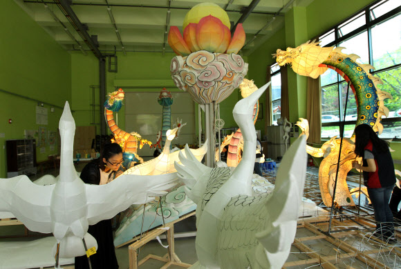 27일 청년회 법우들이 연등축제를 화려하게 수놓을 장엄등 제작에 바쁜 일손을 놀리고 있다.  연합뉴스