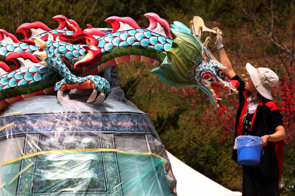 27일 청년회 법우들이 연등축제를 화려하게 수놓을 장엄등 제작에 바쁜 일손을 놀리고 있다.  연합뉴스