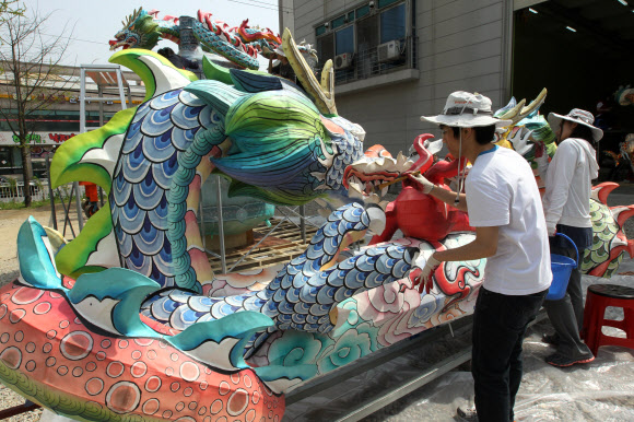 27일 청년회 법우들이 연등축제를 화려하게 수놓을 장엄등 제작에 바쁜 일손을 놀리고 있다.  연합뉴스