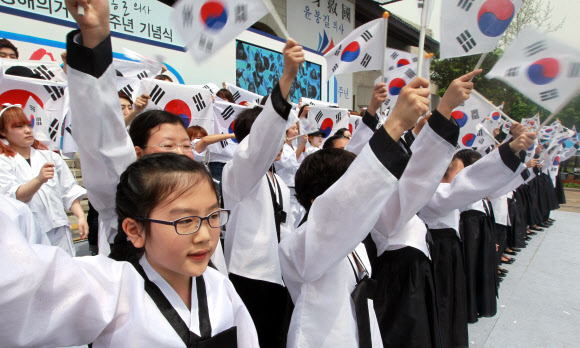 역사어린이 합창단이 태극기를 흔들고 있다. 연합뉴스