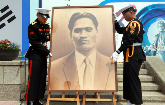 윤봉길의사의 사진이 무대위로 올라오고 있다. 연합뉴스