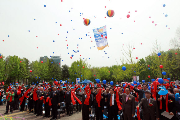 참석자들이 ‘대한민국 만세!’를 외치며 풍선을 날리고 있다. 연합뉴스
