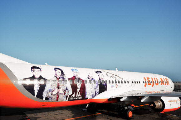 제주항공은 30일 ‘빅뱅’을 래핑한 ‘빅뱅 항공기’를 공개, 30일부터 김포~제주 7C105편을 시작으로 국내선은 물론 제주항공이 취항하는 일본, 홍콩, 베트남, 필리핀, 태국 등 5개국 12개 노선을 운항하며 제주항공을 알리게 된다.