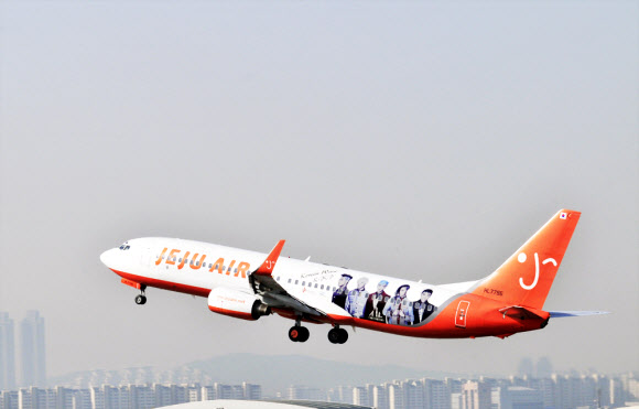 제주항공은 30일 ‘빅뱅’을 래핑한 ‘빅뱅 항공기’를 공개, 30일부터 김포~제주 7C105편을 시작으로 국내선은 물론 제주항공이 취항하는 일본, 홍콩, 베트남, 필리핀, 태국 등 5개국 12개 노선을 운항하며 제주항공을 알리게 된다.