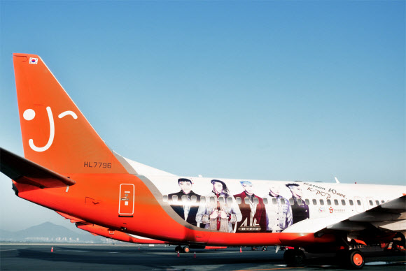 제주항공은 30일 ‘빅뱅’을 래핑한 ‘빅뱅 항공기’를 공개, 30일부터 김포~제주 7C105편을 시작으로 국내선은 물론 제주항공이 취항하는 일본, 홍콩, 베트남, 필리핀, 태국 등 5개국 12개 노선을 운항하며 제주항공을 알리게 된다.