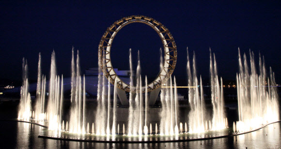 여수엑스포 해상문화공간 빅오(Big-O)의 화려한 분수가 30일 공개됐다.  연합뉴스