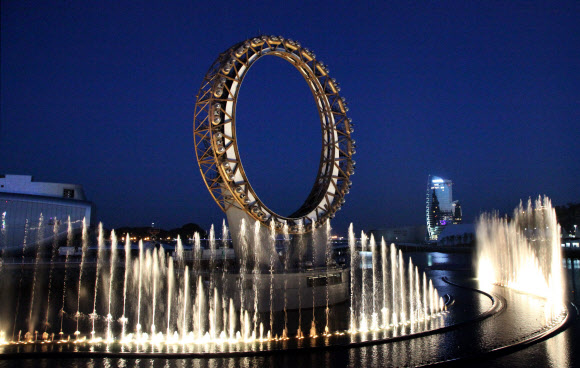 여수엑스포 해상문화공간 빅오(Big-O)의 화려한 분수가 30일 공개됐다.  연합뉴스