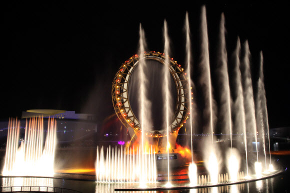 여수엑스포 해상문화공간 빅오(Big-O)의 화려한 분수가 30일 공개됐다.  연합뉴스