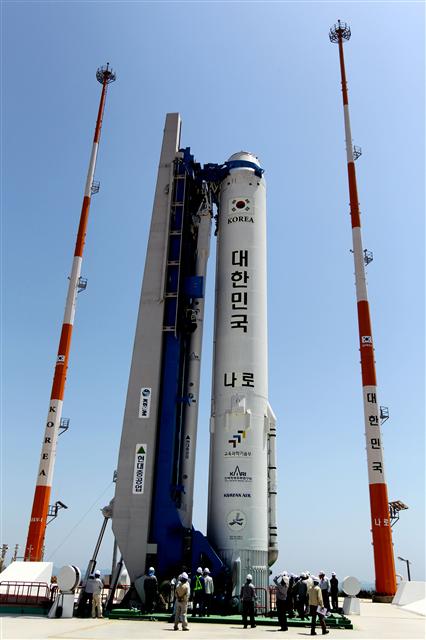 나로호 2차 발사를 한달여 앞둔 지난 2010년 5월, 전남 고흥군 나로우주센터 발사대에 나로호(KSLV-1) 지상시험모델이 지상 테스트를 받고 있다.  연합뉴스