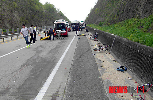 1일 경북 의성군 단밀면 낙정리 25번 국도에서 상주시청 소속 사이클 여자선수 7명이 훈련 중 25t 트럭에 치여 3명이 사망하고 5명이 부상을 당했다.  구미소방서 제공
