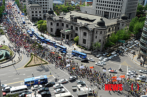 민주노총을 비롯한 시민단체회원들이 122주년 세계노동절인 1일 오후 서울 중구 봉래동 서울역광장에서 본대회장인 시청 서울광장을 향해 행진을 하고 있다.