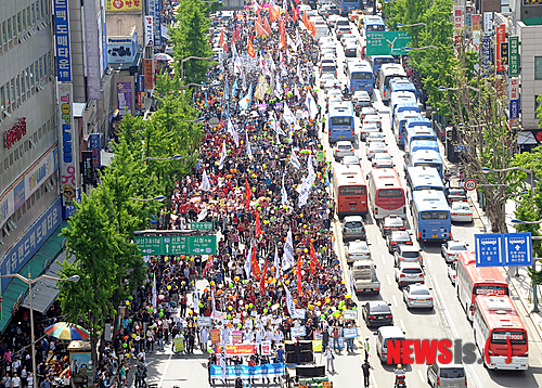 민주노총을 비롯한 시민단체회원들이 122주년 세계노동절인 1일 오후 서울 중구 봉래동 서울역광장에서 본대회장인 시청 서울광장을 향해 행진을 하고 있다.