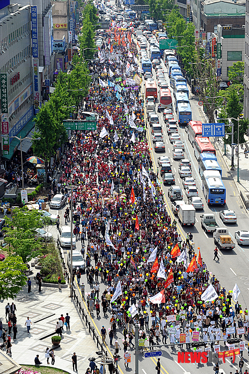 민주노총을 비롯한 시민단체회원들이 122주년 세계노동절인 1일 오후 서울 중구 봉래동 서울역광장에서 본대회장인 시청 서울광장을 향해 행진을 하고 있다.