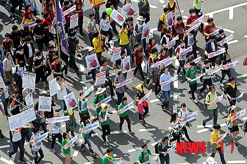 민주노총을 비롯한 시민단체회원들이 122주년 세계노동절인 1일 오후 서울 중구 봉래동 서울역광장에서 본대회장인 시청 서울광장을 향해 행진을 하고 있다.