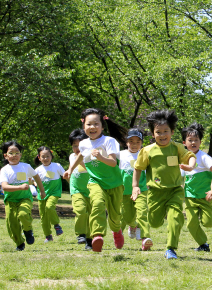어린이날을 앞둔 2일 오후 서울 광진구 서울어린이대공원에서 건원초등학교 병설유치원생들이 밝게 웃으며 잔디밭을 뛰고 있다. 연합뉴스
