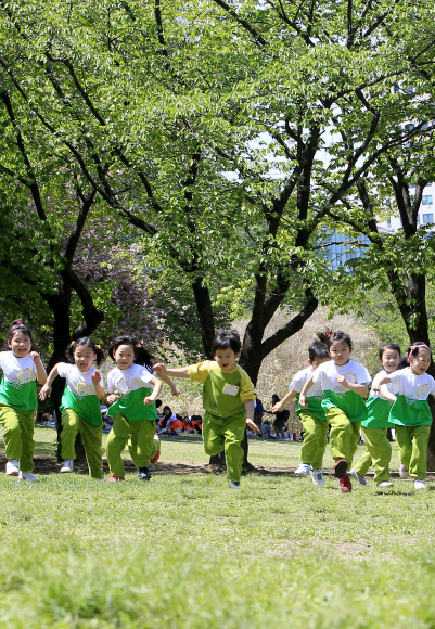 어린이날을 앞둔 2일 오후 서울 광진구 서울어린이대공원에서 건원초등학교 병설유치원생들이 밝게 웃으며 잔디밭을 뛰고 있다.  연합뉴스