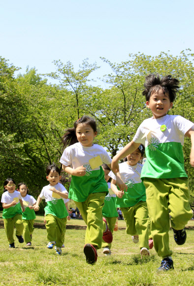 어린이날을 앞둔 2일 오후 서울 광진구 서울어린이대공원에서 건원초등학교 병설유치원생들이 밝게 웃으며 잔디밭을 뛰고 있다.  연합뉴스