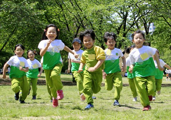 어린이날을 앞둔 2일 오후 서울 광진구 서울어린이대공원에서 건원초등학교 병설유치원생들이 밝게 웃으며 잔디밭을 뛰고 있다.  연합뉴스