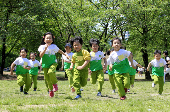 어린이날을 앞둔 2일 오후 서울 광진구 서울어린이대공원에서 건원초등학교 병설유치원생들이 밝게 웃으며 잔디밭을 뛰고 있다.  연합뉴스
