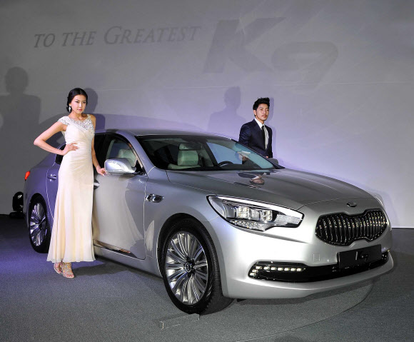 기아차는 2일 서울 하얏트 호텔 그랜드볼룸에서 정몽구 현대차그룹 회장을 비롯한 회사 관계자와 홍석우 지식경제부 장관, 김영환 국회 지식경제위원장 등 각계 인사 1천2백여 명이 참석한 가운데 대형세단 ‘K9’의 신차발표회를 개최했다. 연합뉴스