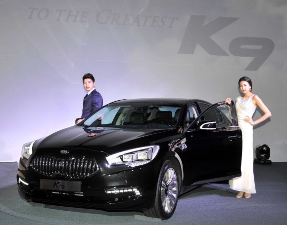 기아차는 2일 서울 하얏트 호텔 그랜드볼룸에서 정몽구 현대차그룹 회장을 비롯한 회사 관계자와 홍석우 지식경제부 장관, 김영환 국회 지식경제위원장 등 각계 인사 1천2백여 명이 참석한 가운데 대형세단 ‘K9’의 신차발표회를 개최했다. 연합뉴스