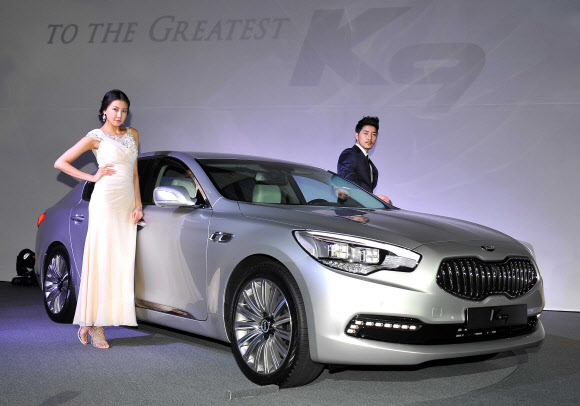 기아차는 2일 서울 하얏트 호텔 그랜드볼룸에서 정몽구 현대차그룹 회장을 비롯한 회사 관계자와 홍석우 지식경제부 장관, 김영환 국회 지식경제위원장 등 각계 인사 1천2백여 명이 참석한 가운데 대형세단 ‘K9’의 신차발표회를 개최했다. 연합뉴스