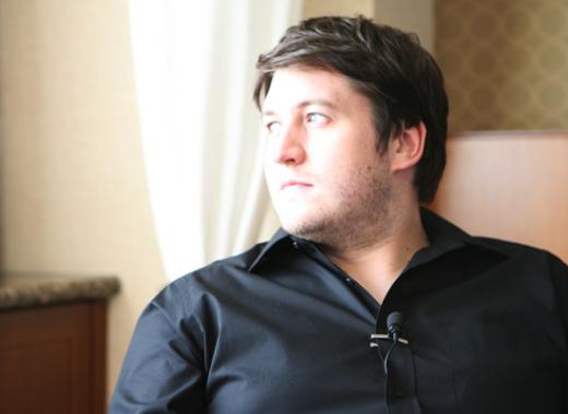 영화 ‘레이드’의 가렛 에반스 감독이 지난달 30일 서울 리베라호텔 룸에서 사색에 잠겨 있다.<br>