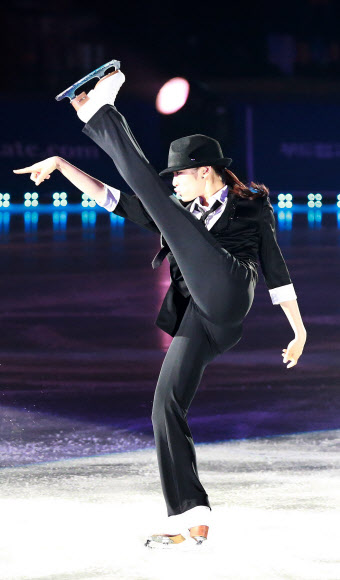 유후~ 피겨퀸 김연아가 4일 오후 서울 송파구 올림픽공원 체조경기장 특설 아이스링크장에서 열린 ‘E1 올댓스케이트 스프링 2012’에서 멋진 연기를 선보이고 있다.  연합뉴스