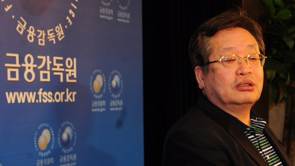 주재성 금융감독원 부원장이 6일 서울 영등포구 여의도 금융감독원에서 저축은행 영업정지 조치에 대한 기자들의 질문에 답변하고 있다. 안주영기자 jya@seoul.co.kr