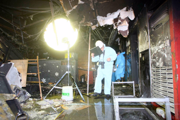 6일 오전 합동감식반 관계자들이 부산의 한 노래방에서 전날 발생했던 화재 원인을 정밀조사하고 있다. 부산 뉴시스