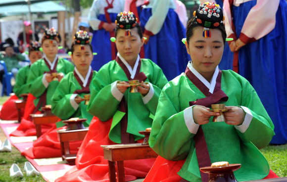 올해 성인이 되는 남녀 40명이 6일 서울 광진구 어린이대공원에서 전통 성년례를 치르고 있다. 이날 성년례는 지난달 27일부터 이달 7일까지 어린이공원에서 열리는 서울동화축제 행사 가운데 하나다.  류재림기자 jawoolim@seoul.co.kr